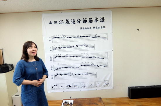 江差追分レッスンを受ける村澤編集長