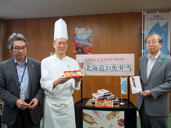 貫田シェフを囲んで、右は荒川副知事、左には北海道ぎょれん常務の菊地氏