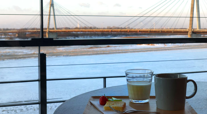 ラウンジで朝コーヒー
